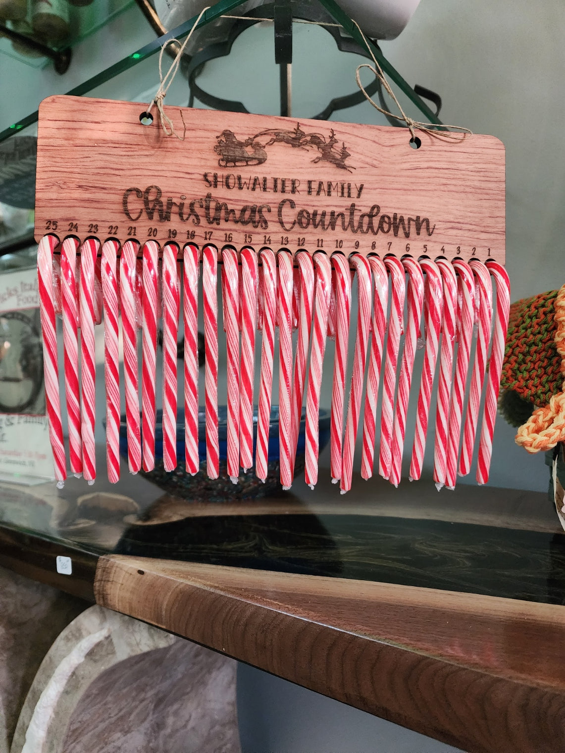 Weihnachts-Zuckerstangen-Countdown mit Familiennamen