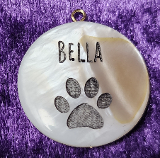 Collar de piedra con huella de mano, huella o huella de pata